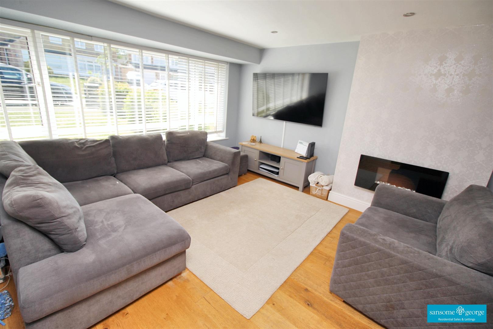 3 bed property in Foxcombe Drive, Reading